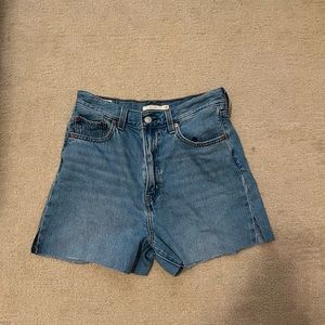 Levi’s size 27/28 cut off shorts